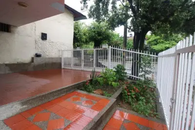 Casa Esquinera De Dos Pisos En El Barrio En El Barrio El Altico